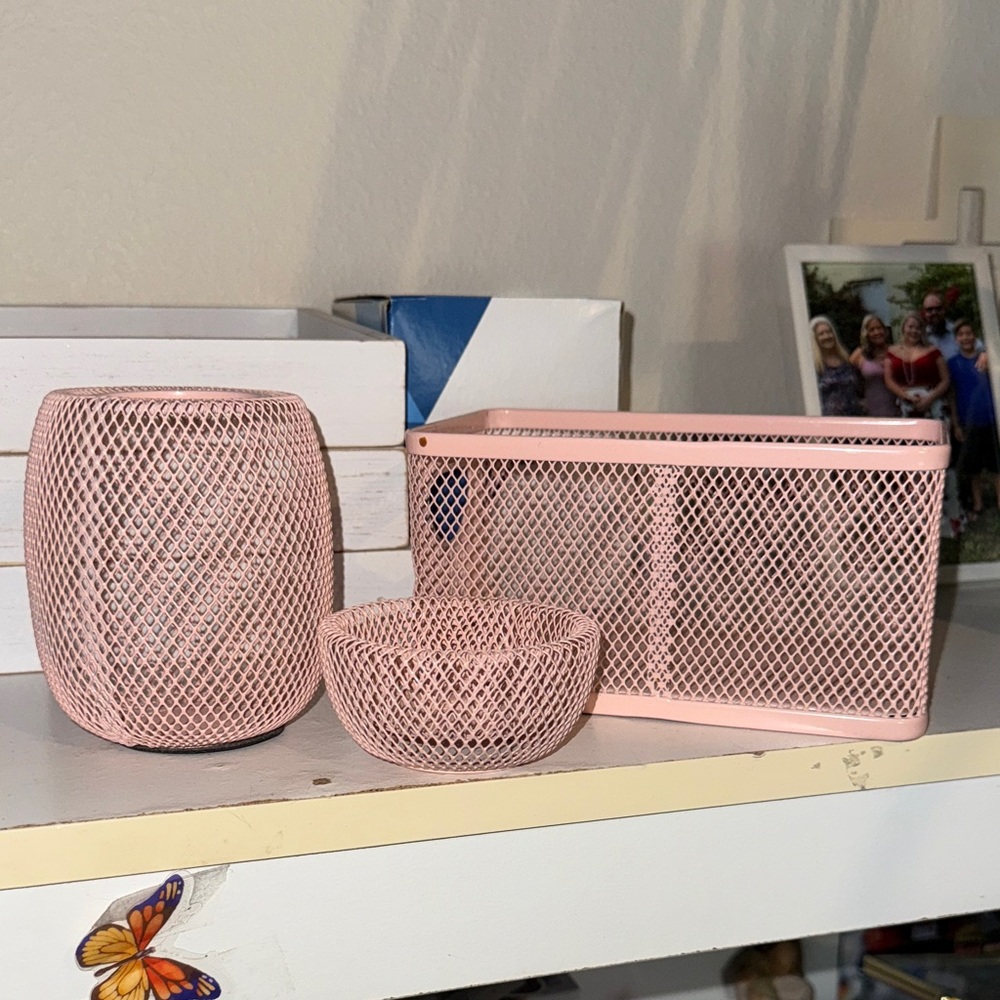 Source Unknown Pink Mesh Basket Set